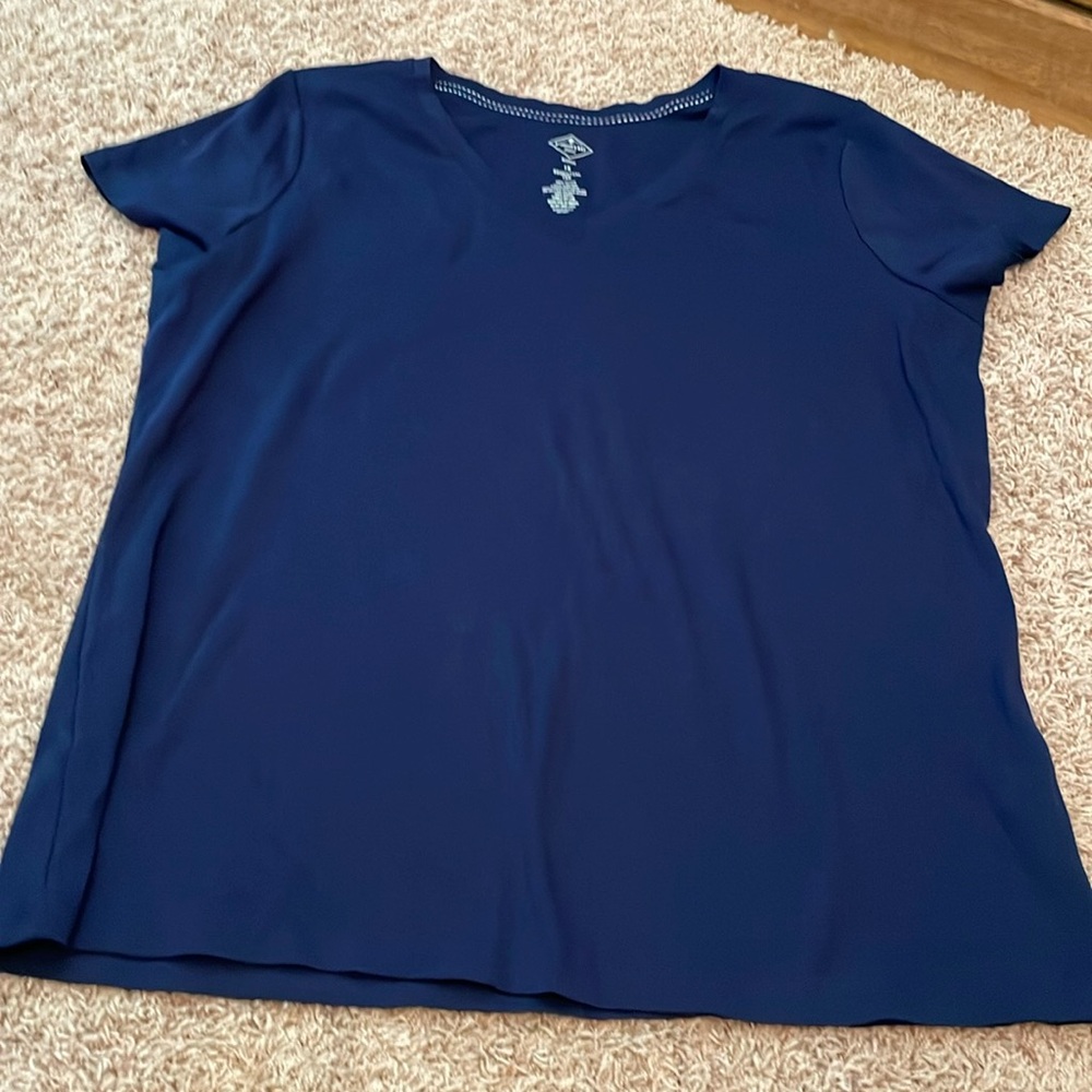 Woman’s naxy v-neck tee